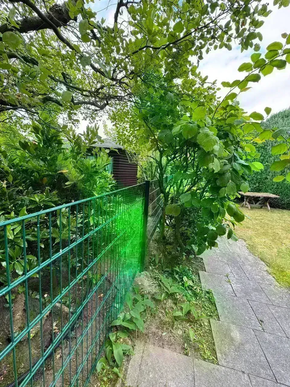 Gabionenzaun mit Steinen gefüllt